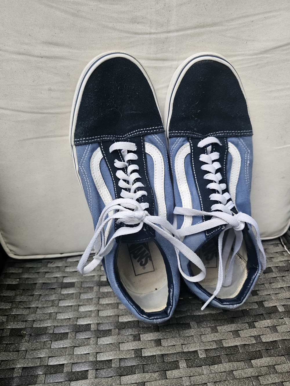 🚨SALE🚨Vans Classic Old Skool Sneakers in Navy Colorway with White Stripe - Picture 2 of 8